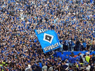 Fanúšikovia Hamburgu oslavujú postup do Bundesligy.