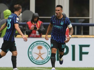 Inter Miláno oslavuje gól. 