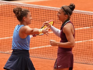 Na snímke sú talianske tenistky Jasmine Paoliniová (vľavo) a Sara Erraniová. 