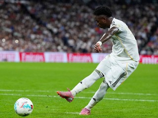 Vinicius Junior skóruje druhý gól Realu Madrid z pokutového kopu.