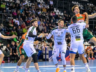 Zľava Igor Karlov, Filip Jurkovič, Lukáš Urban, Pavel Hernandez Caballero (všetci Prešov) a Renars Uscins (Hannover)