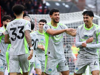 Hráč Manchestru City Tijjani Reijnders sa teší z gólu so spoluhráčmi počas zápasu 18. kola anglickej Premier League Nottingham Forest - Manchester City.