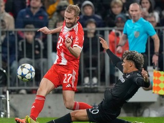 Hráč Bayernu Konrad Laimer (vľavo) bojuje o loptu s Maximilianom Araujom zo Sportingu.