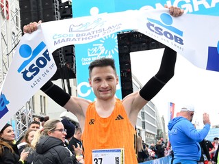 Víťaz mužskej kategórie Marek Hladík po príchode do cieľa na 21. ročníku ČSOB Bratislava maratón.