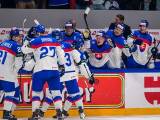 Sebastián Čederle (21), kapitán Marek Hrivík (27), Adam Liška (23), Oliver Okuliar (8), Martin Pospíšil (76), Adam Sýkora (10), Kristián Pospíšil (22), Andrej Kollár (72) a Martin Faško-Rudáš (77) sa tešia z gólu počas zápasu Dánsko - Slovensko.