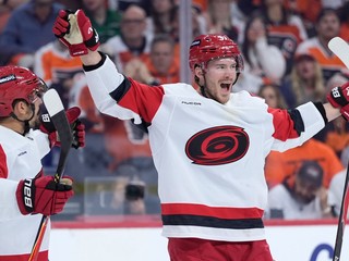 Hokejisti tímu Carolina Hurricanes Andrej Svečnikov (vpravo) a Seth Jarvis sa tešia z gólu.