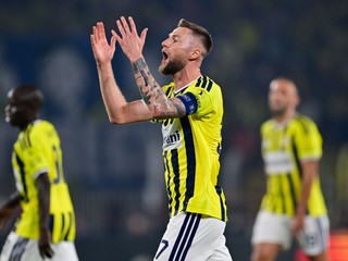 Slovenský hráč Fenerbahce Milan Škriniar reaguje v prvom zápase play off Ligy majstrov Fenerbahce Istanbul – Olympique Lyon.