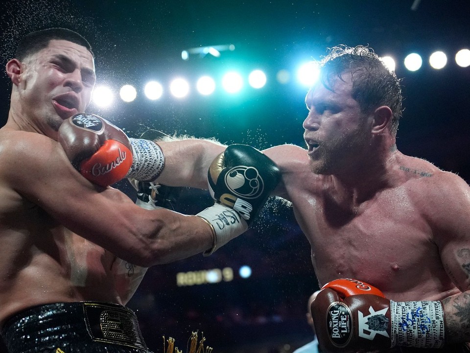 Canelo Alvarez (vpravo) v zápase proti Edgarovi Berlangovi.