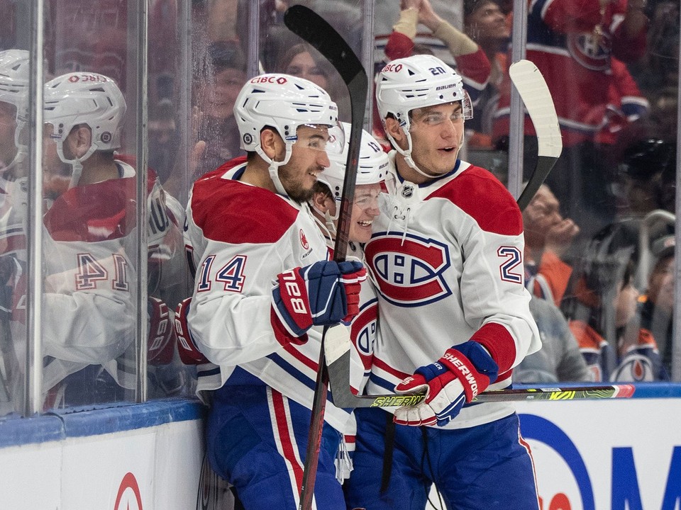 Zľava Nick Suzuki, Cole Caufield a Juraj Slafkovský sa v drese Montreal Canadiens tešia po strelenom góle.