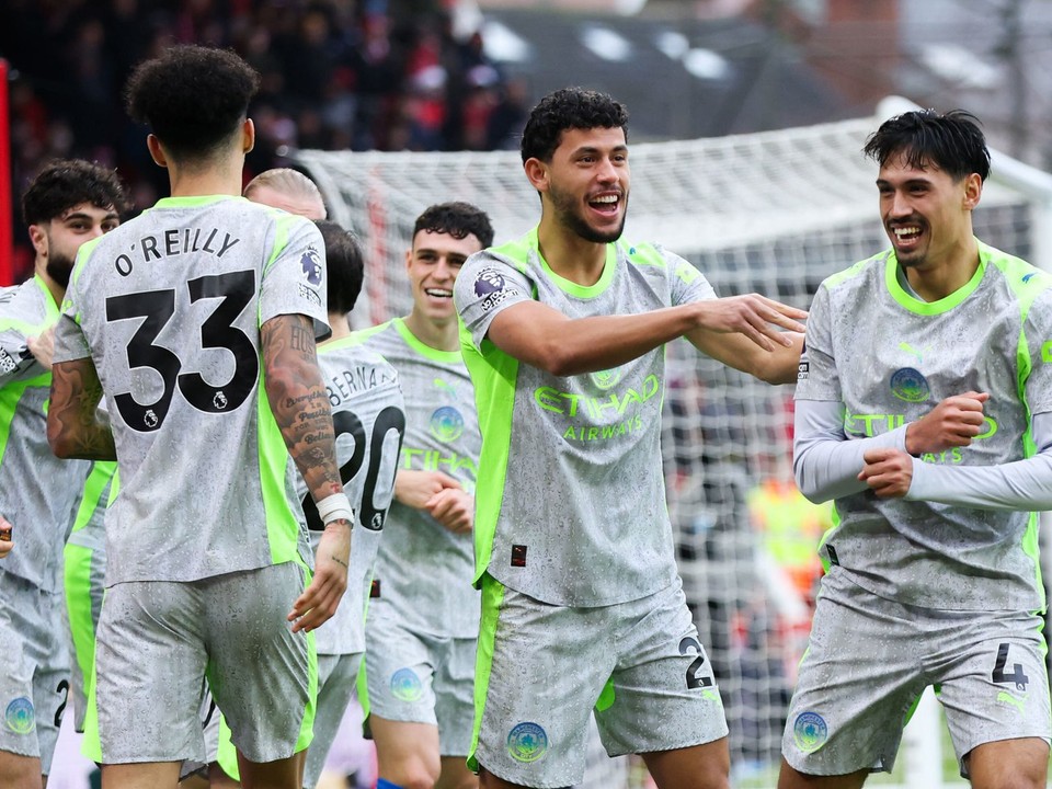 Hráč Manchestru City Tijjani Reijnders sa teší z gólu so spoluhráčmi počas zápasu 18. kola anglickej Premier League Nottingham Forest - Manchester City.