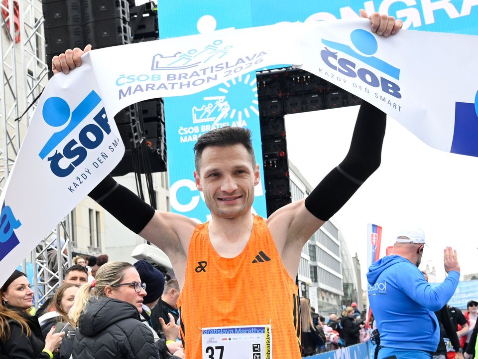 Víťaz mužskej kategórie Marek Hladík po príchode do cieľa na 21. ročníku ČSOB Bratislava maratón.