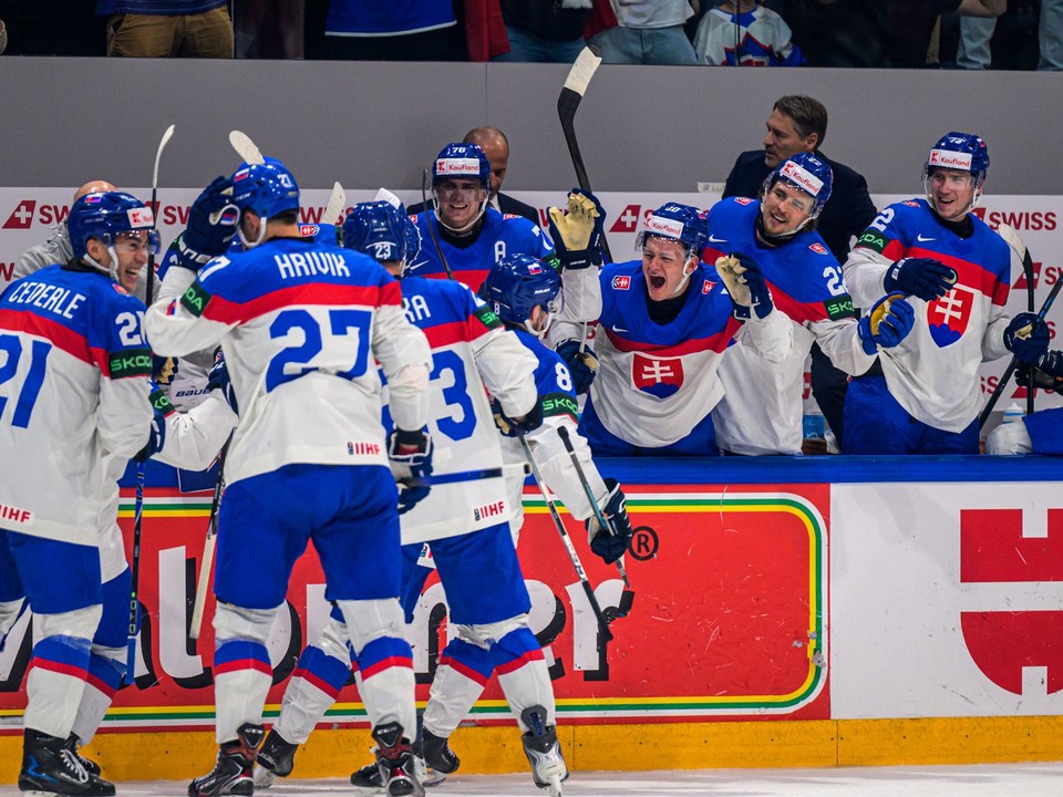 Sebastián Čederle (21), kapitán Marek Hrivík (27), Adam Liška (23), Oliver Okuliar (8), Martin Pospíšil (76), Adam Sýkora (10), Kristián Pospíšil (22), Andrej Kollár (72) a Martin Faško-Rudáš (77) sa tešia z gólu počas zápasu Dánsko - Slovensko.