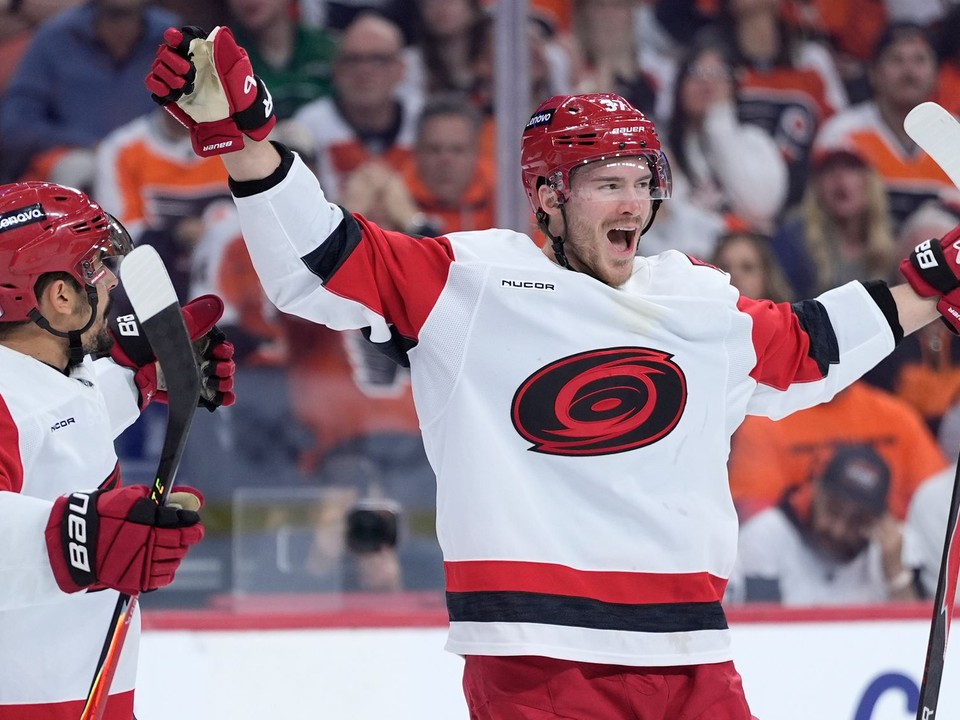Hokejisti tímu Carolina Hurricanes Andrej Svečnikov (vpravo) a Seth Jarvis sa tešia z gólu.