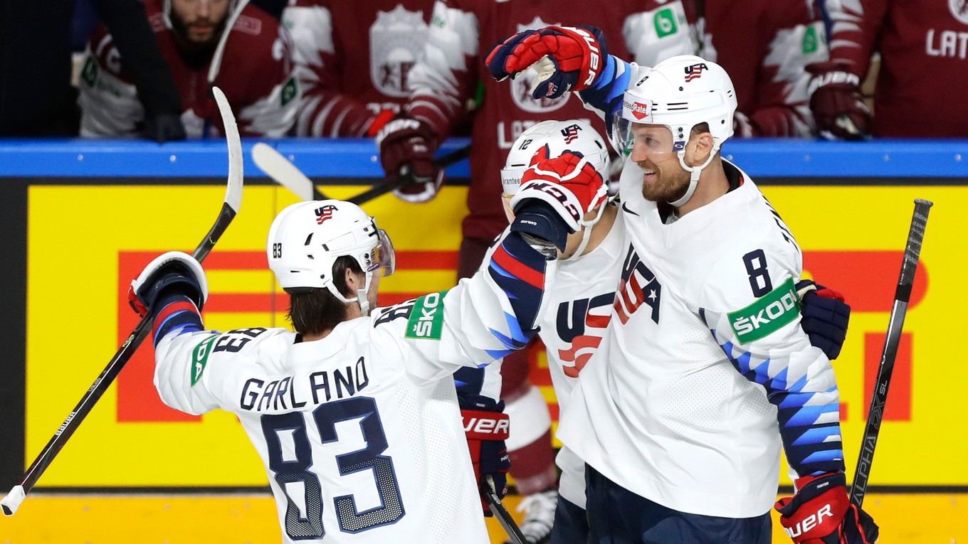 Američania sa tešia po strelenom góle po zápase USA - Lotyšsko na MS v hokeji 2021.