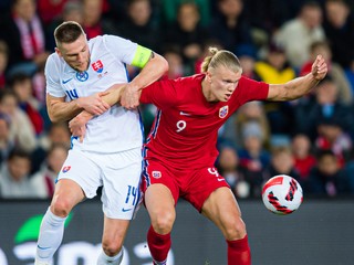 Erling Haaland a Milan Škriniar v zápase Nórsko - Slovensko.