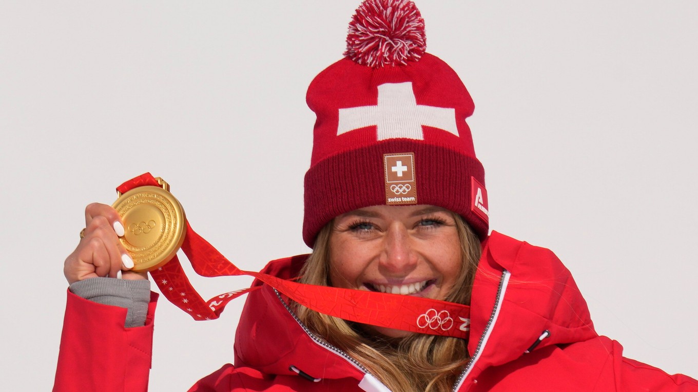 Švajčiarka Corinne Suterová pózuje so zlatou medailou za triumfe v zjazde na ZOH 2022.