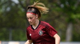 Ema Bilá v drese AC Sparta Praha.
