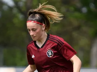 Ema Bilá v drese AC Sparta Praha.
