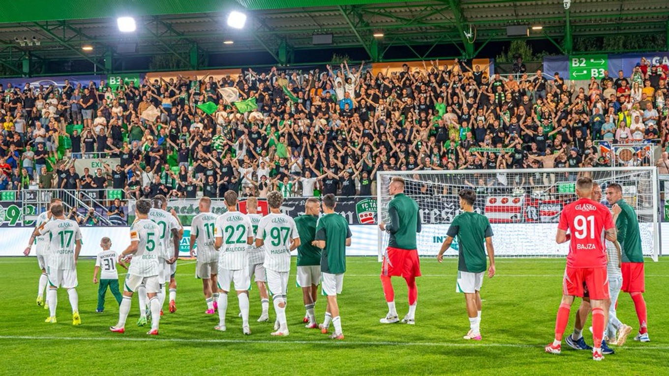 Futbalisti FC Tatran Prešov s fanúšikmi.