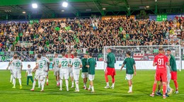 Futbalisti FC Tatran Prešov s fanúšikmi.