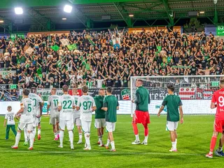 Futbalisti FC Tatran Prešov s fanúšikmi.