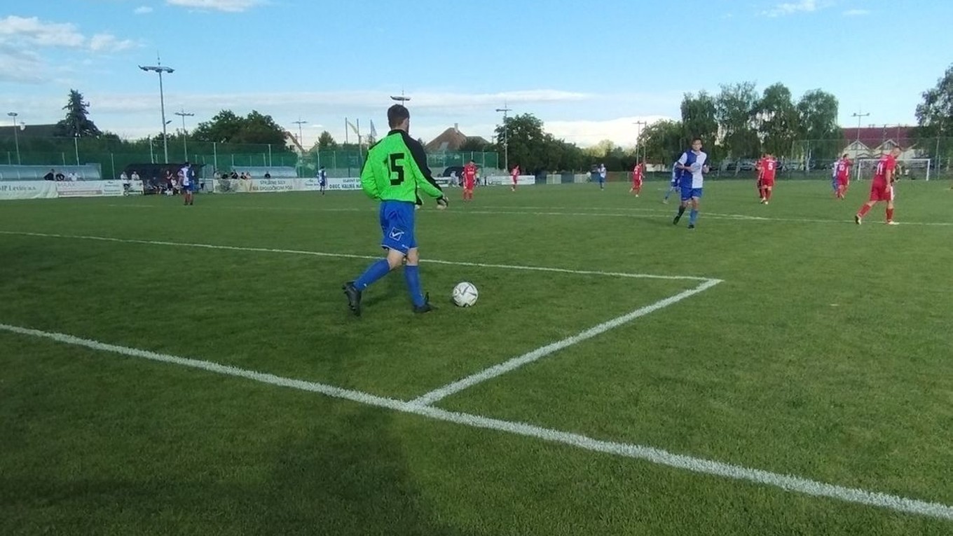 Číslo nalepili páskou.