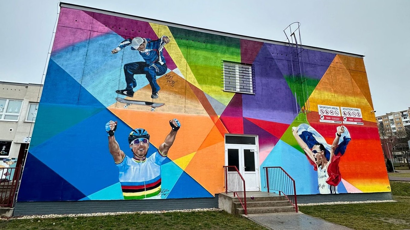 Ilustračná fotografia - Veľká maľba na stene Základnej školy Belehradská v Košiciach. K Petrovi Saganovi a Matejovi Tóthovi