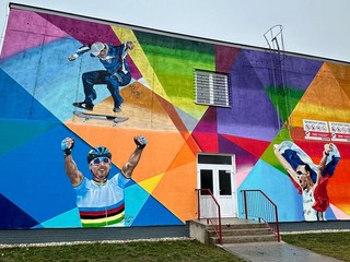 Ilustračná fotografia - Veľká maľba na stene Základnej školy Belehradská v Košiciach. K Petrovi Saganovi a Matejovi Tóthovi 