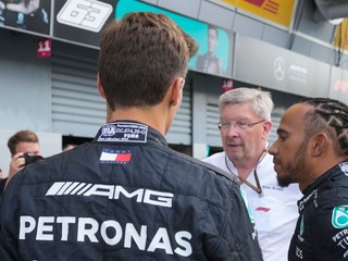 Lewis Hamilton a George Russell.
