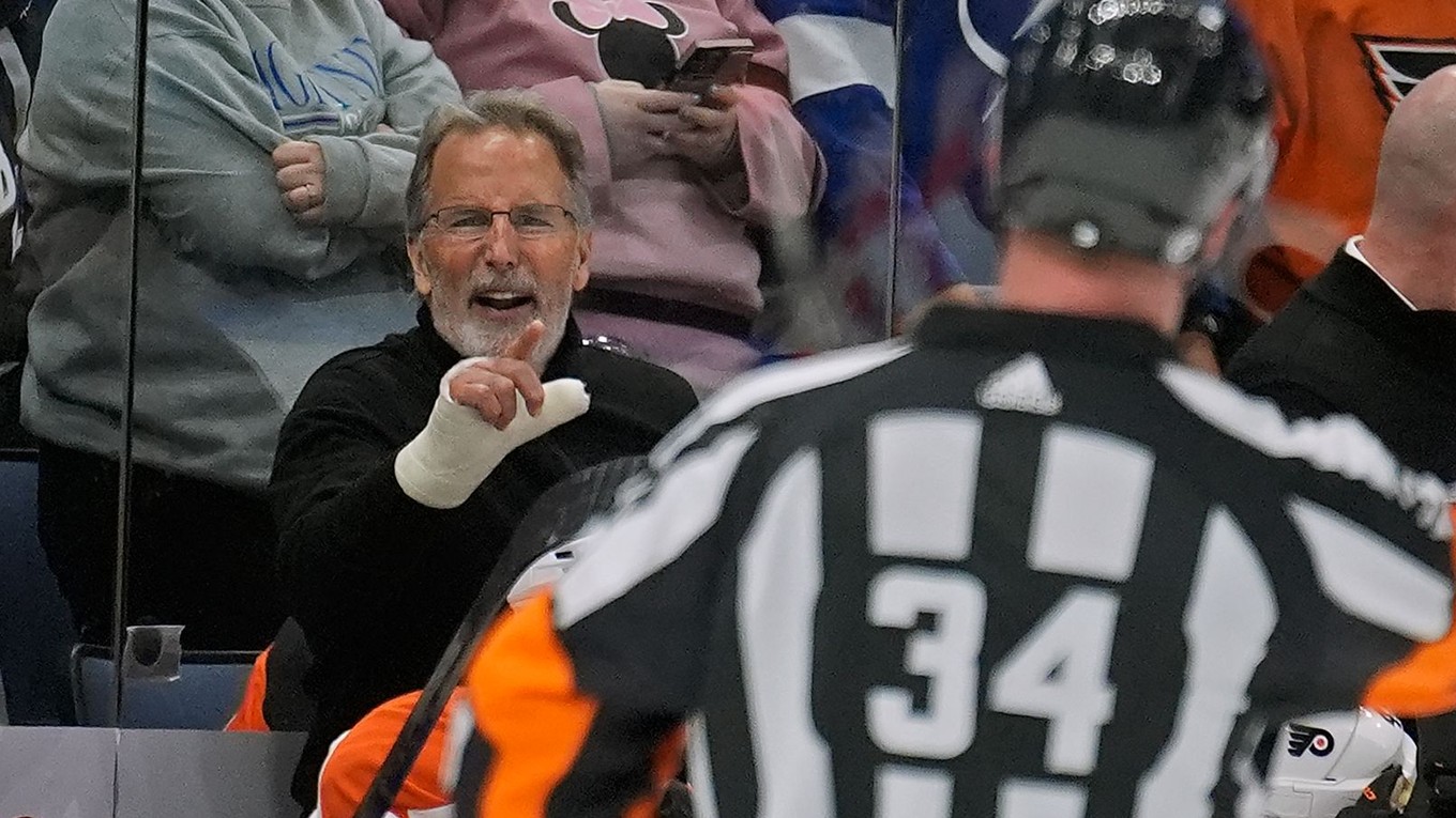 John Tortorella nadáva rozhodcom.