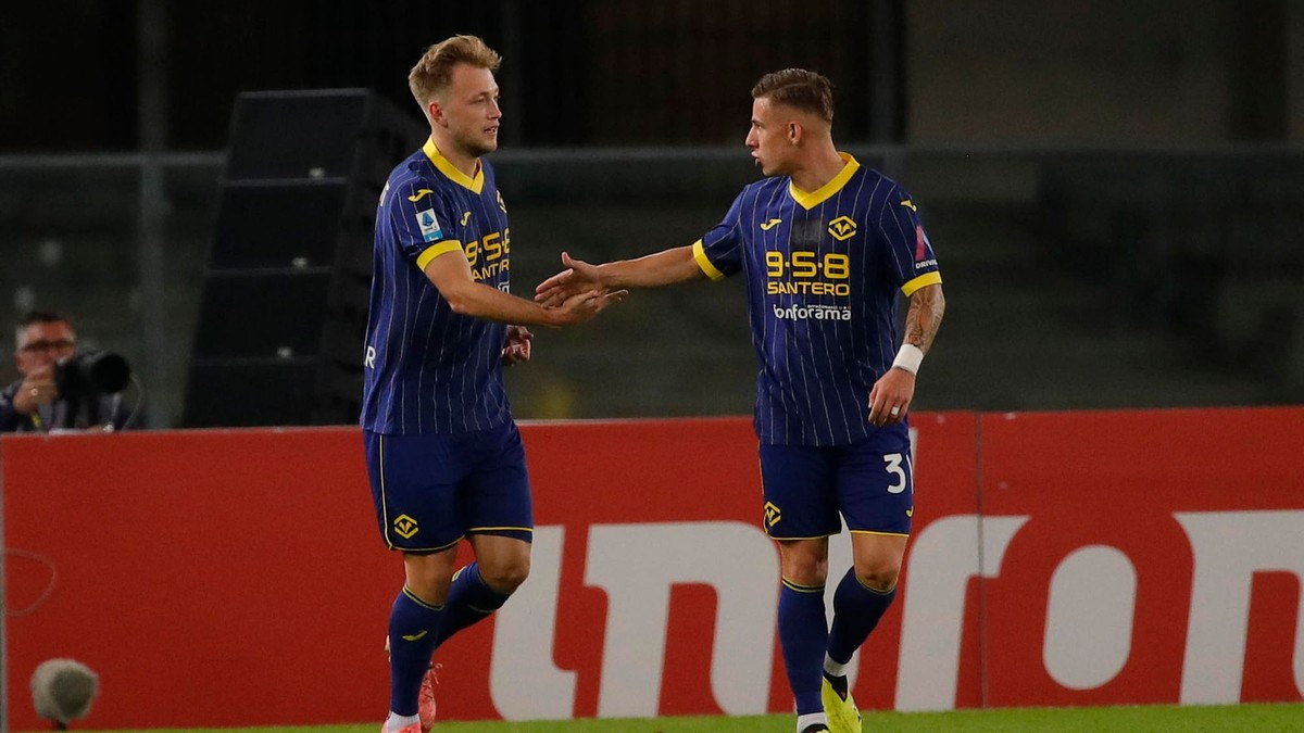 Hráč Casper Tengstedt (vľavo) z Verony sa raduje z gólu, vpravo Slovák Tomáš Suslov (31) počas zápasu.