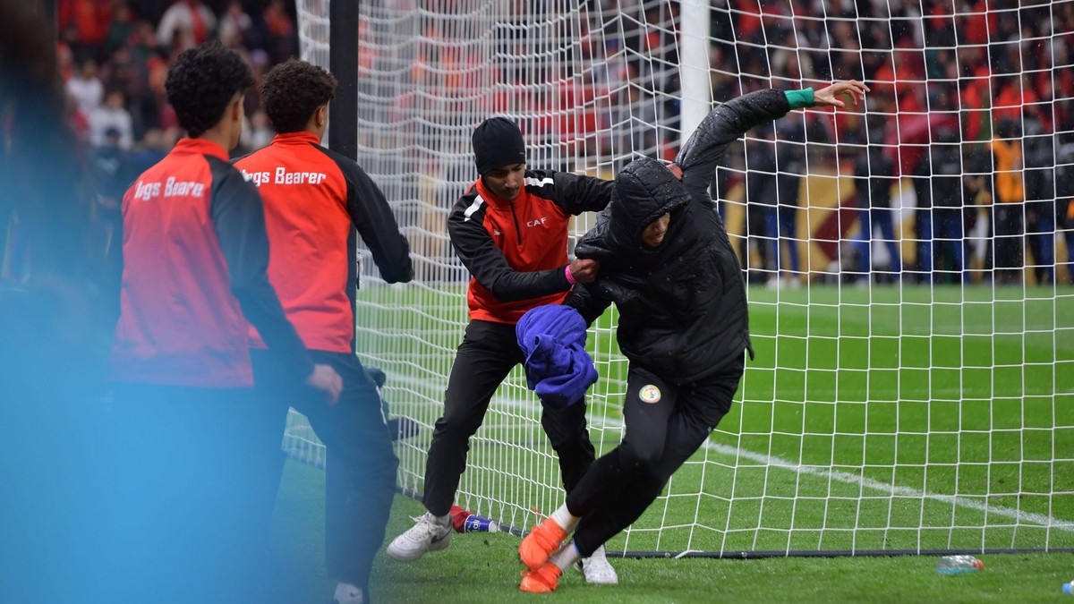 Náhradný brankár Senegalu Yehvann Diouf stráži uterák pred marockými podavačmi lôpt.