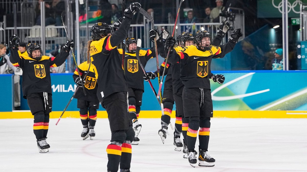 Hokejistky Nemecka oslavujú víťazstvo. 