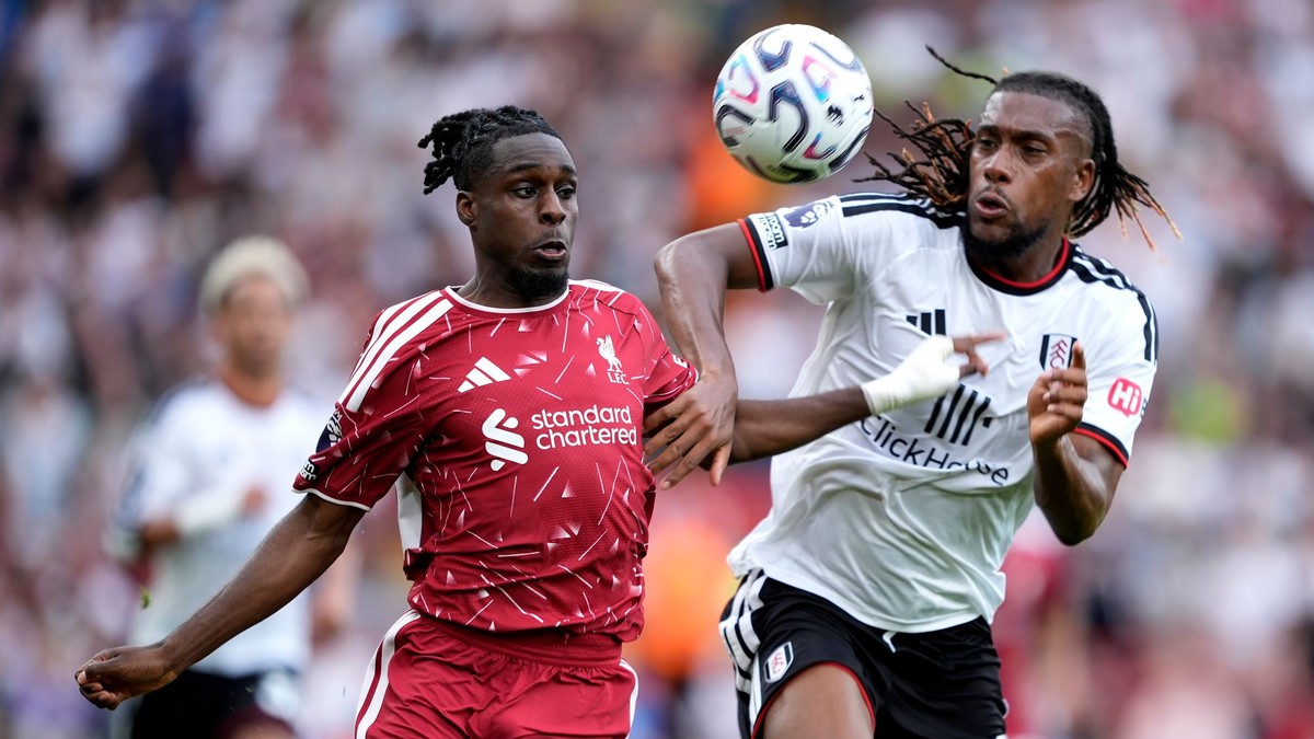 Hráč Liverpoolu Jeremie Frimpong (vľavo) v súboji s Alexom Iwobim z Fulhamu