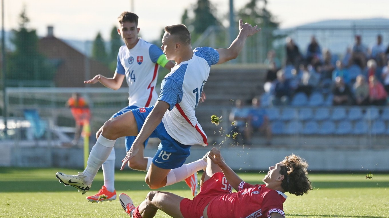 Zľava Mário Sauer, Nino Marcelli a Doru Calestru v prípravnom zápase Slovensko U21 - Moldavsko U21.