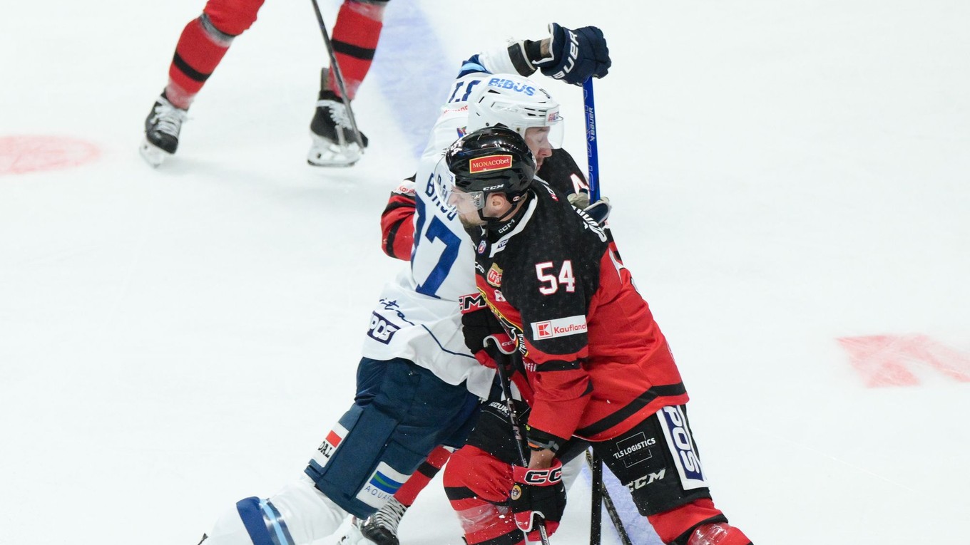 Zľava Róbert Bačo (Nitra) a Boris Česánek (Banská Bystrica) v zápase 11. kola Tipos extraligy HK Nitra - HC Banská Bystrica.