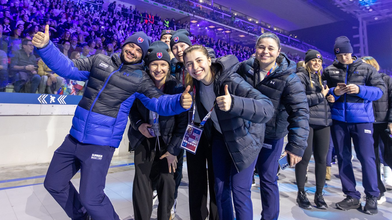 Slovenskí reprezentanti počas úvodného ceremoniálu na Zímných Svetových univerzitných hrách 2025.