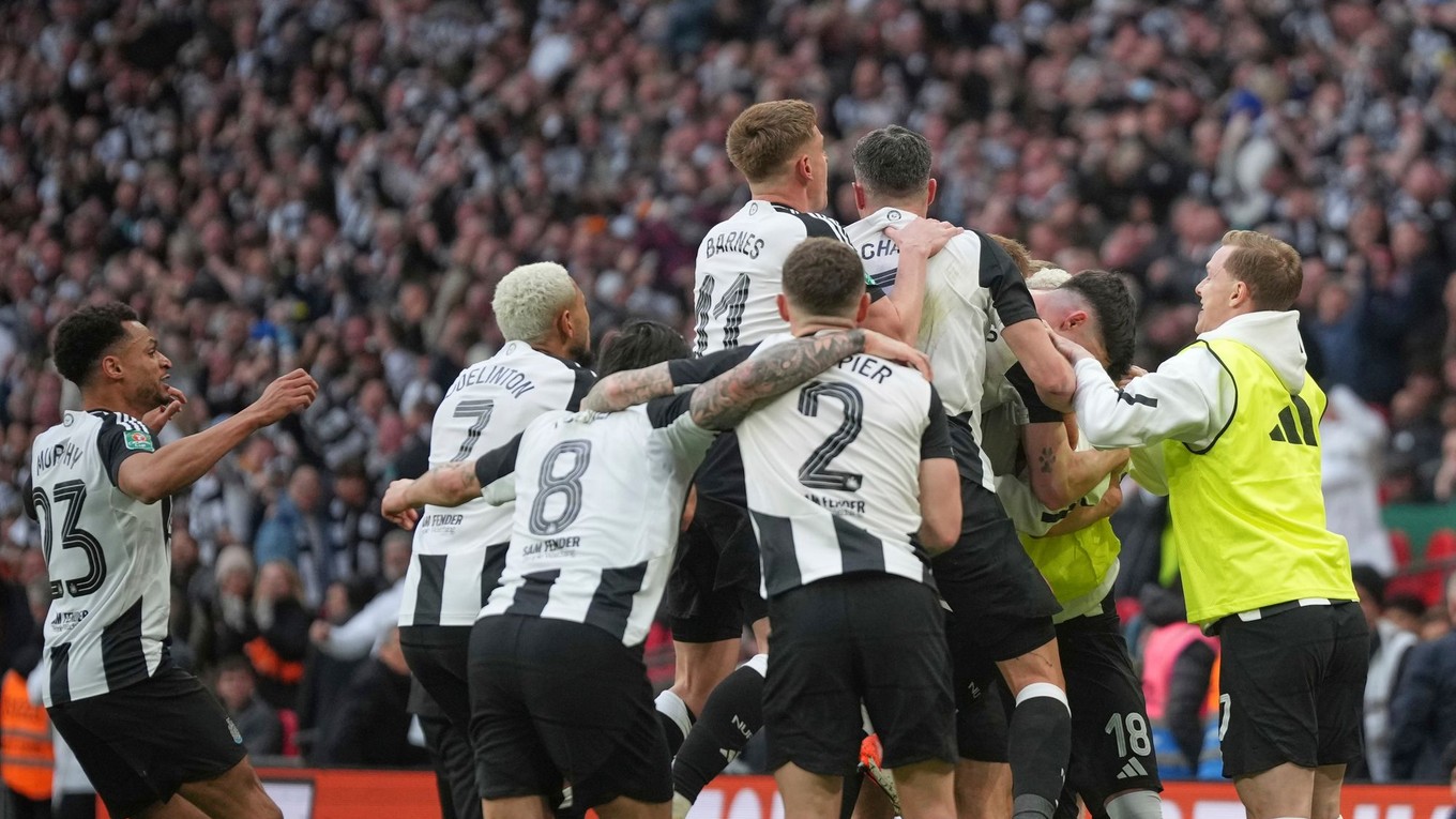 Dan Burn sa so spoluhráčmi teší po strelenom góle v zápase Liverpool FC - Newcastle United vo finále anglického Ligového pohára.