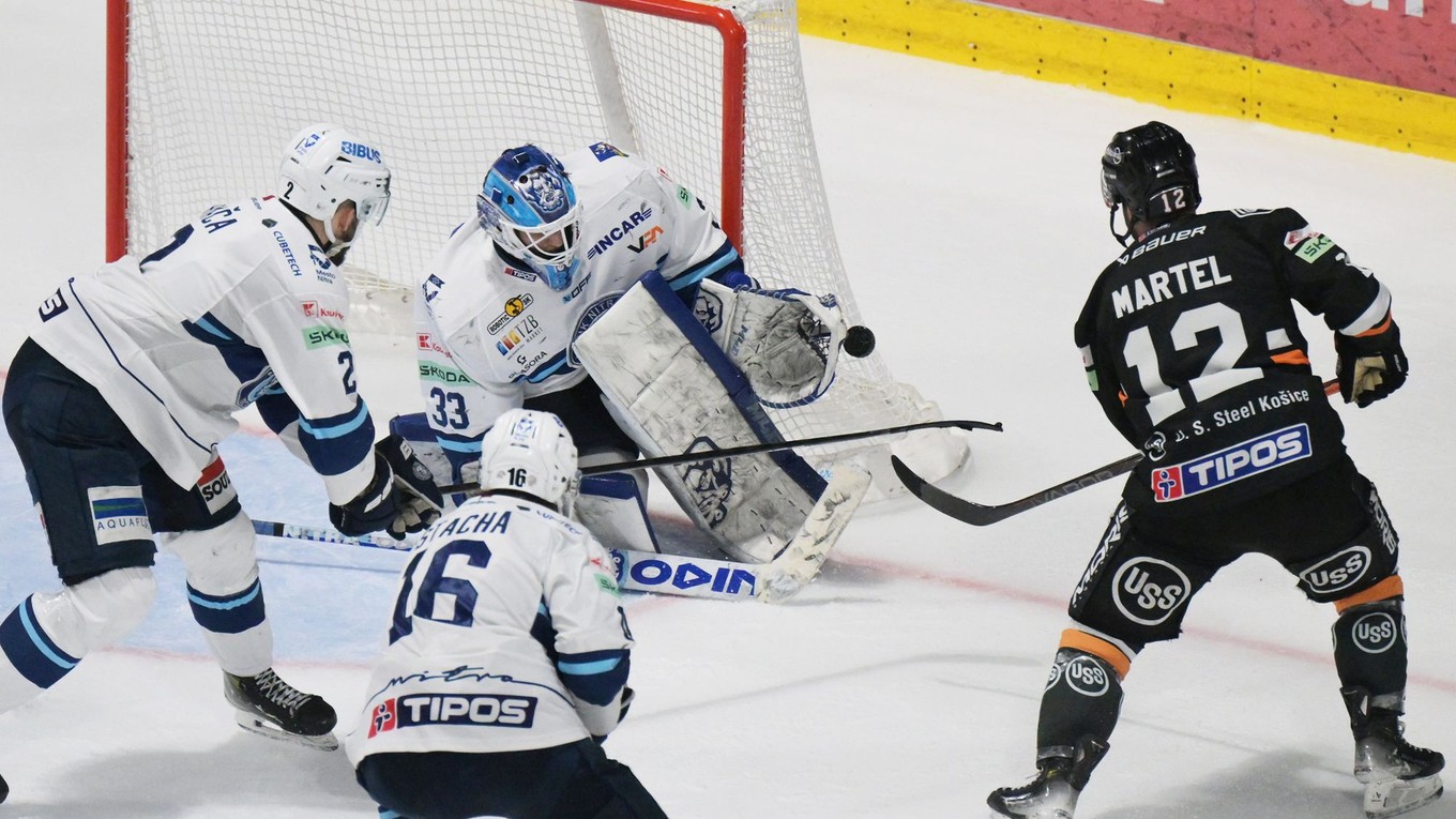 Danick Martel (vpravo) a brankár Libor Kašík v zápase HC Košice - HK Nitra v 1. finále play-off Tipos extraligy.