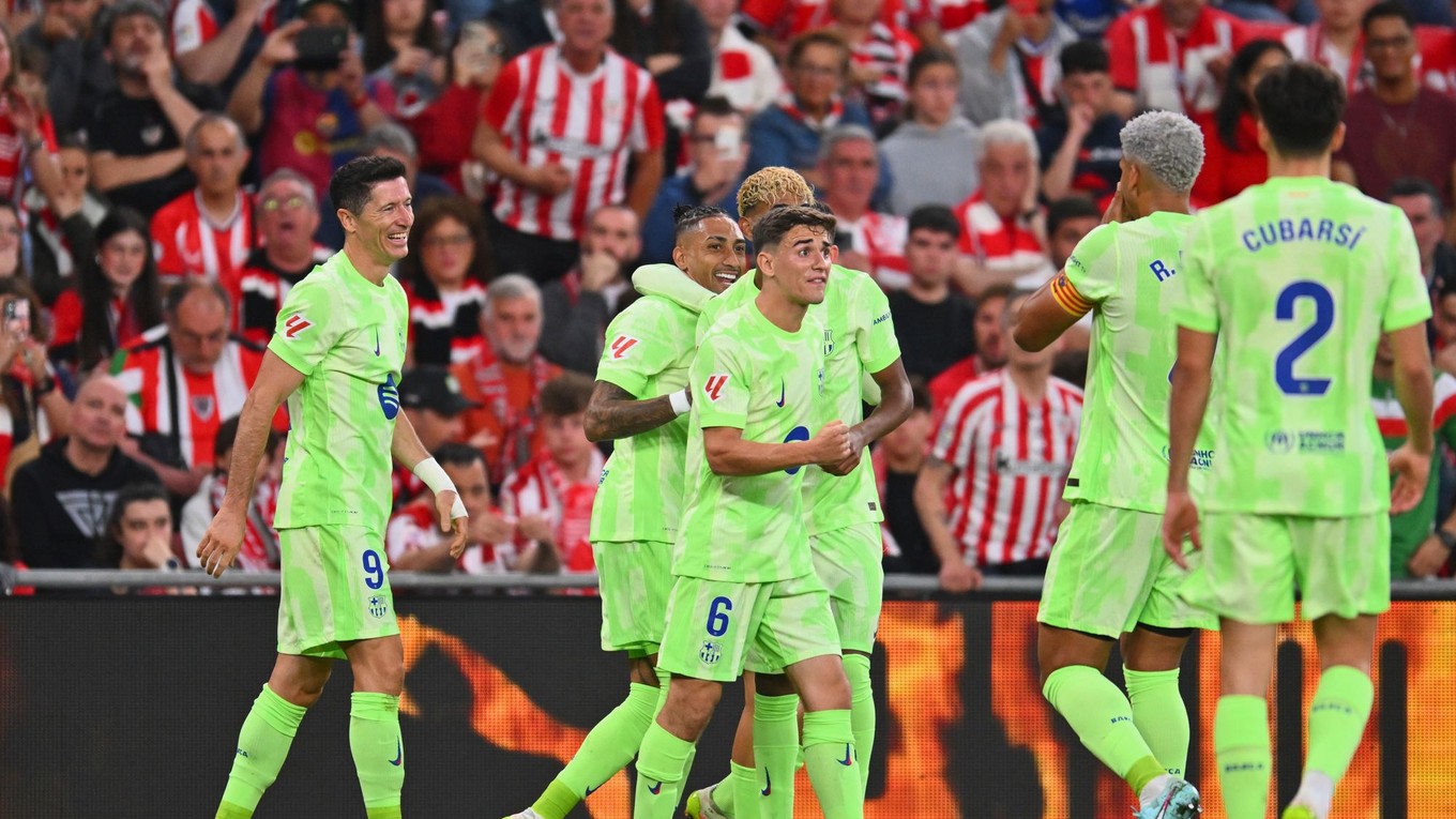 Futbalisti FC Barcelona oslavujú gól.