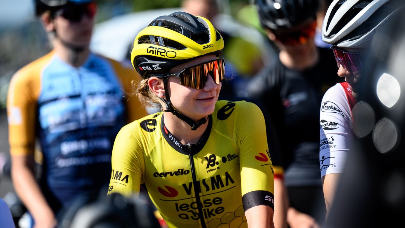 Slovenská cyklistka Viktória Chladoňová v drese tímu Visma-Lease a Bike.