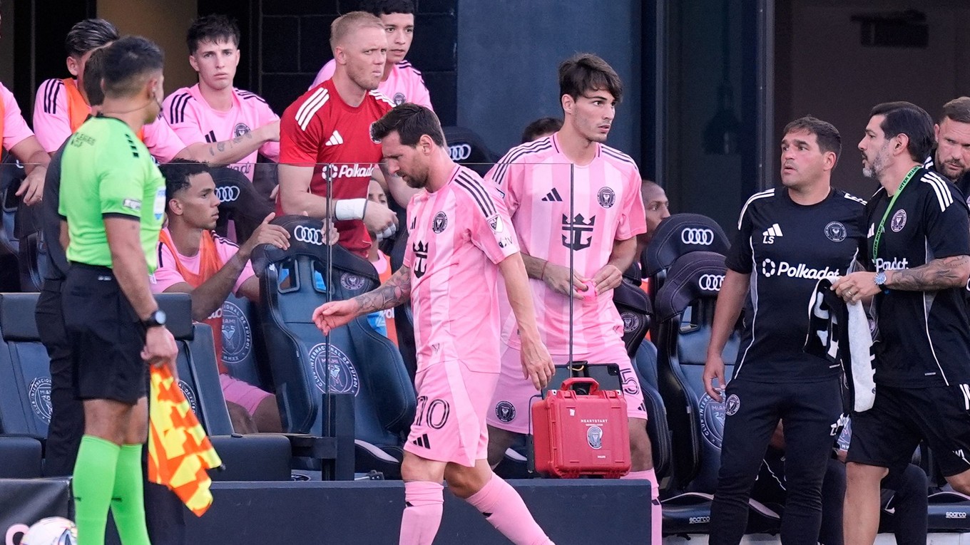 Lionel Messi opúšťa ihrisko.
