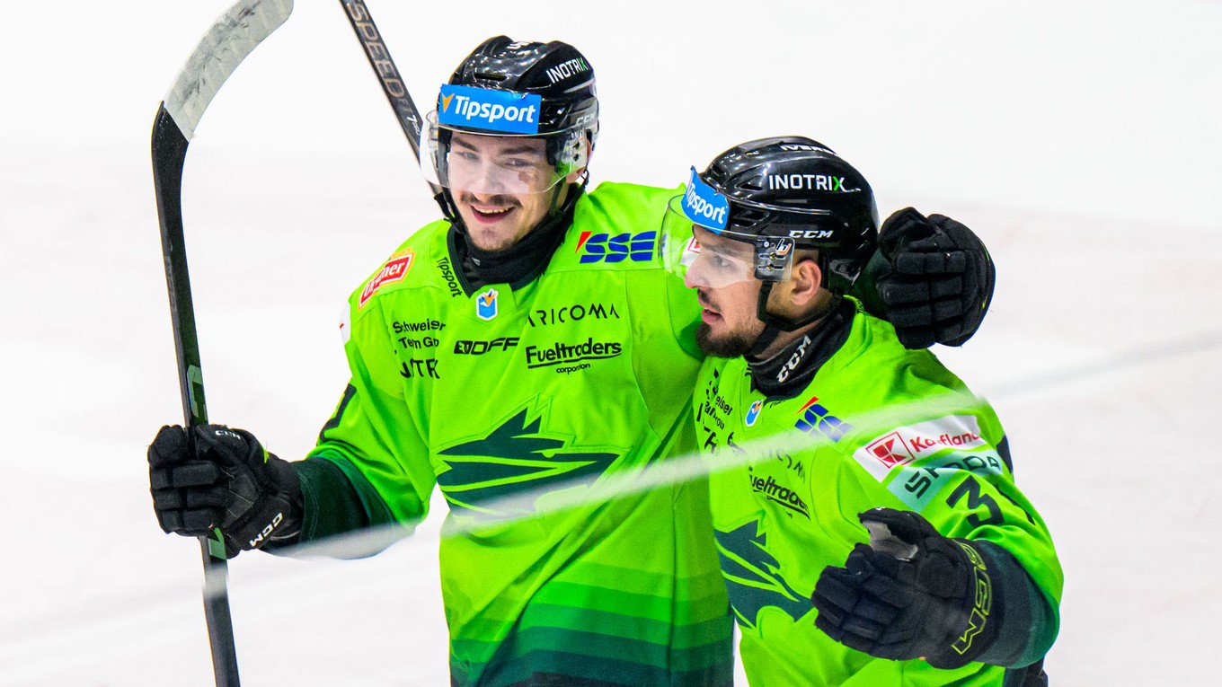 Na snímke hokejisti Žiliny sa tešia z gólu.