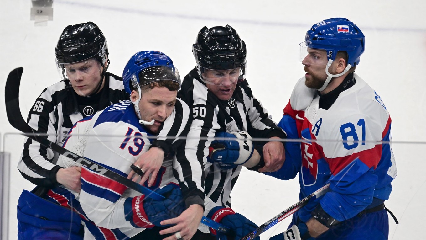 Erik Černák a Matthew Tkachuk počas šarvátky v semifinálovom zápase USA - Slovensko na ZOH 2026.