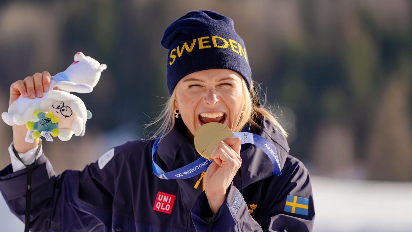 Švédska bežkyňa na lyžiach Frida Karlssonová pózuje so zlatou medailou.