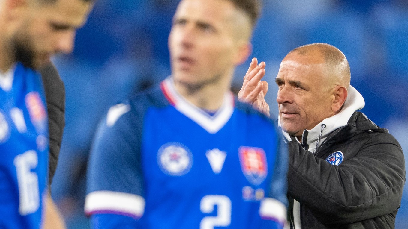 Na snímke tréner slovenskej reprezentácie Francesco Calzona ďakuje svojím hráčom a divákom po prípravnom zápase medzi Slovenskom a Rumunskom .