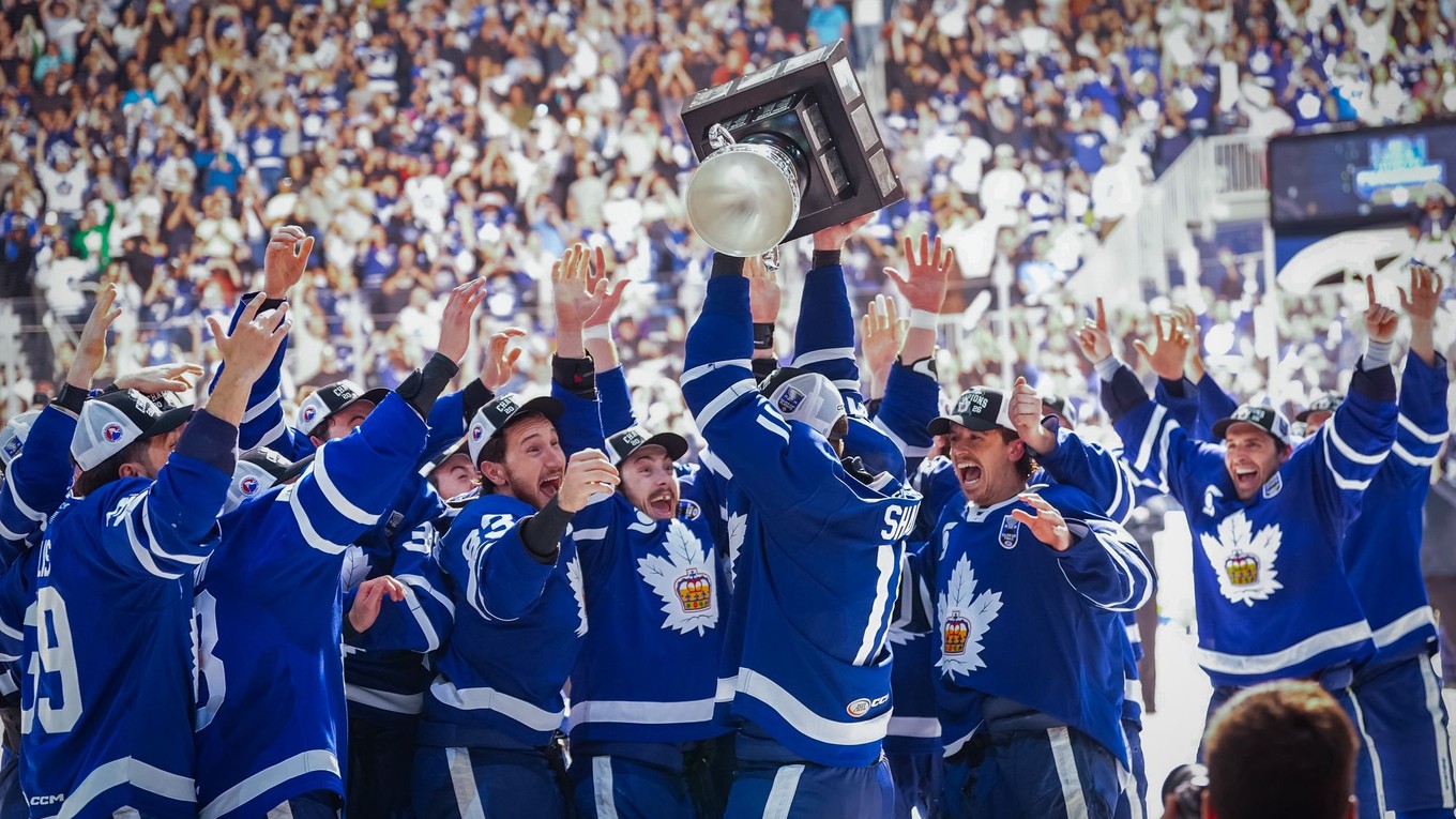 Útočník tímu Toronto Marlies Logan Shaw (11) dvíha Calderov pohár.