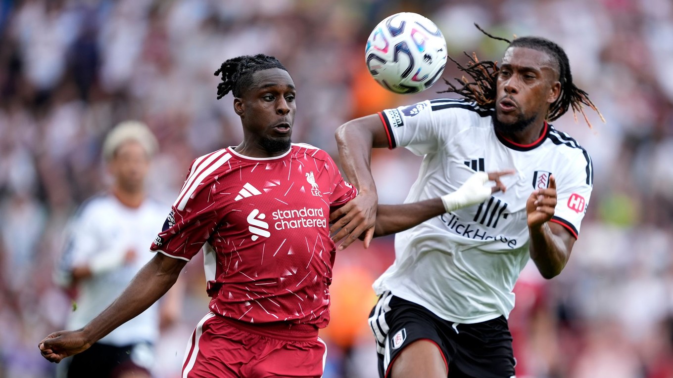 Hráč Liverpoolu Jeremie Frimpong (vľavo) v súboji s Alexom Iwobim z Fulhamu