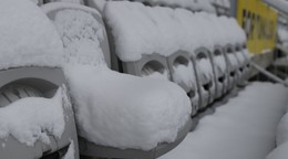 Zasnežené sedačky na štadióne v Jablonci. 