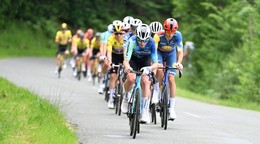Cyklisti na pretekoch Critérium du Dauphiné 2024.